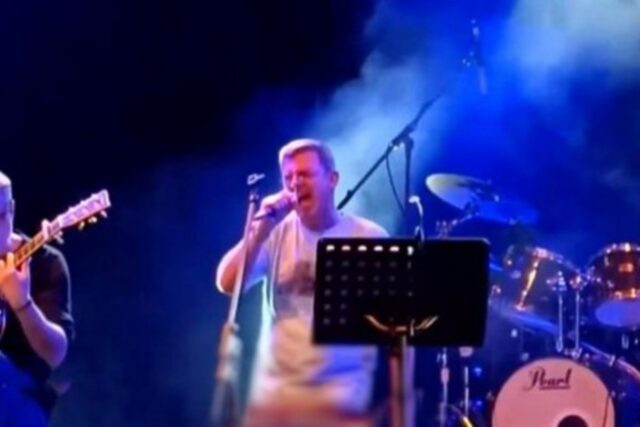 «Δεν θα σας ξεχάσουμε ποτέ»: Συγκίνηση στη συναυλία για τα θύματα των Τεμπών στη Θεσσαλονίκη [ΒΙΝΤΕΟ]