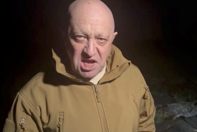 Wagner: Ο αρχηγός της βρίζει τη ρωσική στρατιωτική διοίκηση ανάμεσα από τα πτώματα ανδρών του