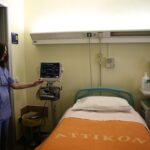 Ράντζα ακόμη και στους διαδρόμους του νοσοκομείου «Αττικόν» καταγγέλλει η ΠΟΕΔΗΝ