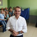 Εκλογές 2023: Βίαη απομάκρυνση πολίτη για συνθήματα κατά της γουνοποιίας στον Κ. Μητσοτάκη [ΒΙΝΤΕΟ]