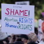 Αμβλώσεις στις ΗΠΑ: Ένα χρόνο μετά την απόφαση του Ανώτατου Δικαστηρίου η «μάχη» των γυναικών για ανθρώπινα δικαιώματα συνεχίζεται