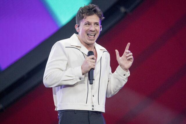 Ο Τσάρλι Πουθ ζήτησε από τους θαυμαστές να σταματήσουν να πετάνε αντικείμενα στη σκηνή