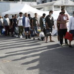 Έφτασαν στο ΚΥΤ της Μαλακάσας οι διασωθέντες από το ναυάγιο της Πύλου