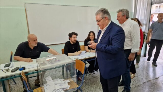 Εκλογές 2023: Δεν έδωσαν ψηφοδέλτιο του ΚΚΕ στον Δημήτρη Κουτσούμπα [ΒΙΝΤΕΟ]