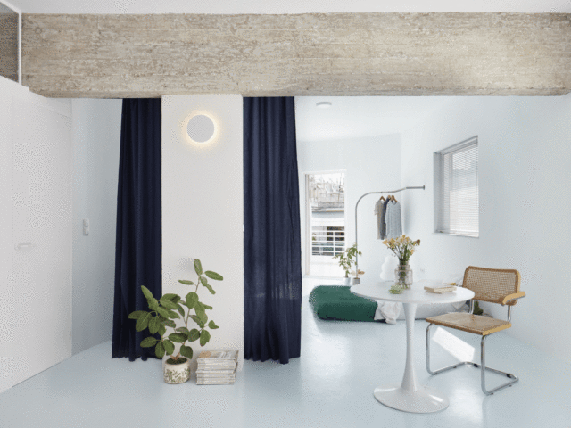 Τα απολύτως απαραίτητα δημιουργούν ελευθερία, σε ένα ρετιρέ 42τ.μ. στου Γκύζη