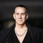 Ο Jeremy Scott αποχωρεί από τη Moschino και κάνει μόδα με ανακύκλωση παλαιών μερών αυτοκινήτων