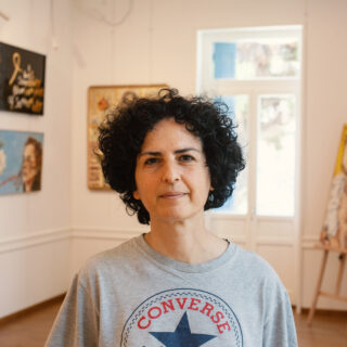 Ελένη Ιωαννίδου: Η γιατρός που παραιτήθηκε από το ΕΣΥ κάνει τέχνη από ληγμένα χάπια