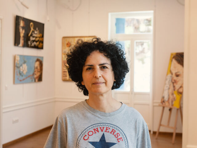 Ελένη Ιωαννίδου: Η γιατρός που παραιτήθηκε από το ΕΣΥ κάνει τέχνη από ληγμένα χάπια