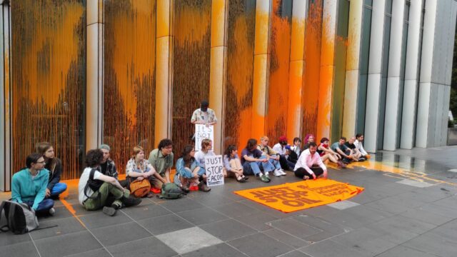 Just Stop Oil: Παρέμβαση ακτιβιστών για το κλίμα στην έδρα της TotalEnergies στο Λονδίνο