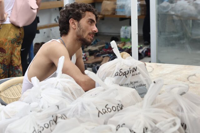 Ναυάγιο στην Πύλο: Με φωτογραφίες στα χέρια ψάχνουν τους ανθρώπους τους στη Μαλακάσα