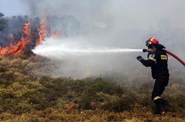 Φωτιά κοντά σε κατοικημένη περιοχή στην Κρεμαστή Ρόδου