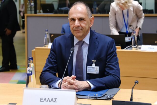 Συνάντηση Γεραπετρίτη-Στόλτενμπεργκ στις Βρυξέλλες: «Οι νατοϊκοί εξοπλισμοί να μην χρησιμοποιούνται κατά συμμάχων»