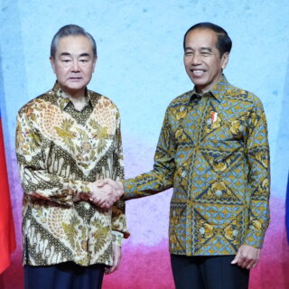 Τα πολύχρωμα πουκάμισα της ασιατικής διπλωματίας