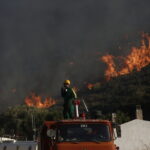 Πυρκαγιά στα Καλύβια Θορικού – Προειδοποιητικό μήνυμα του 112 στους κατοίκους