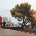 Υπό μερικό έλεγχο η πυρκαγιά στη Βαλομάνδρα Καλυβίων