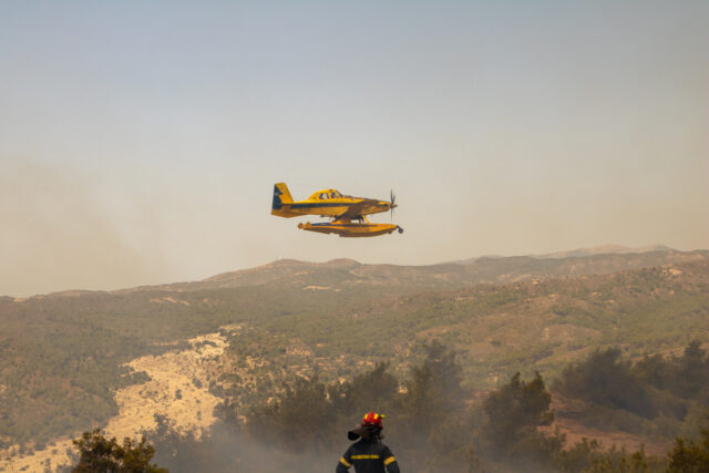 Φωτιά στην Τζιά: Εκκενώνονται Καστελάκια και Κούνδουρος