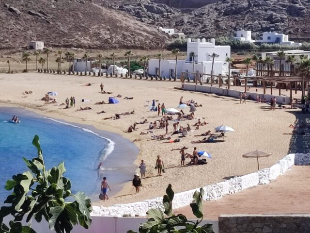 Μύκονος: Έφυγε ο φράχτης από τον Πάνορμο – Ελεύθερη η πρόσβαση στην παραλία για τους λουόμενους