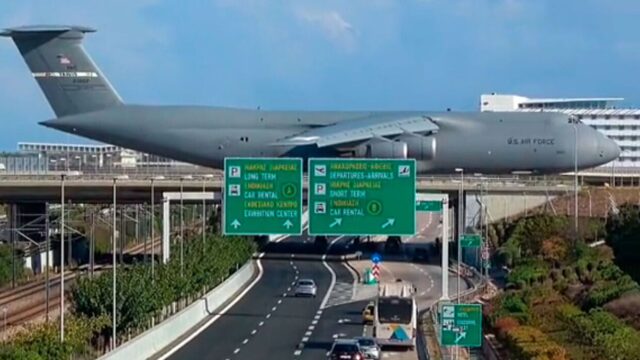 Τεράστιο μεταγωγικό των ΗΠΑ περνάει από γέφυρα στην Αττική Οδό