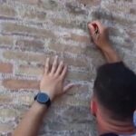 «Δεν ήξερα ότι ήταν αρχαίο μνημείο»: Συγνώμη ζήτησε τουρίστας που χάραξε το όνομά του σε τοίχο του Κολοσσαίου