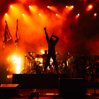 Η πλατεία Νερού έγινε ένα μεγάλο rave party ημίγυμνων «πολεμιστών», ενώ οι Prodigy σάρωναν το Release