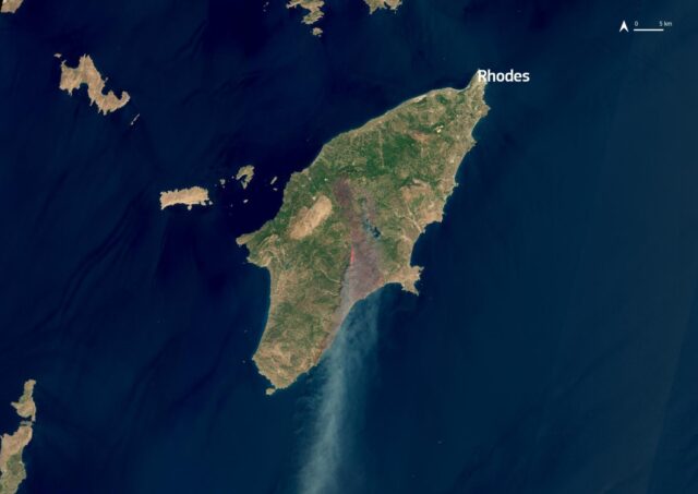 Φωτιά στη Ρόδο: Δορυφορική φωτογραφία αποτυπώνει το μέγεθος της καταστροφής