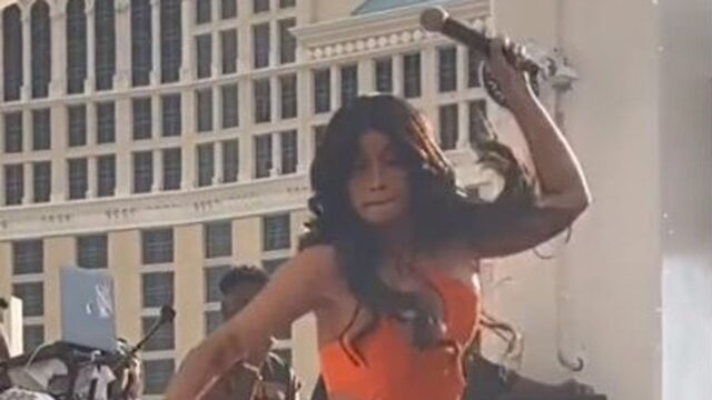 Η Cardi B πέταξε το μικρόφωνο σε γυναίκα που της έριξε ποτό σε συναυλία [ΒΙΝΤΕΟ]