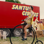 Ο Χάρι Στάιλς «προσγειώνεται» σε ένα πλανόδιο τσίρκο για το νέο video clip του