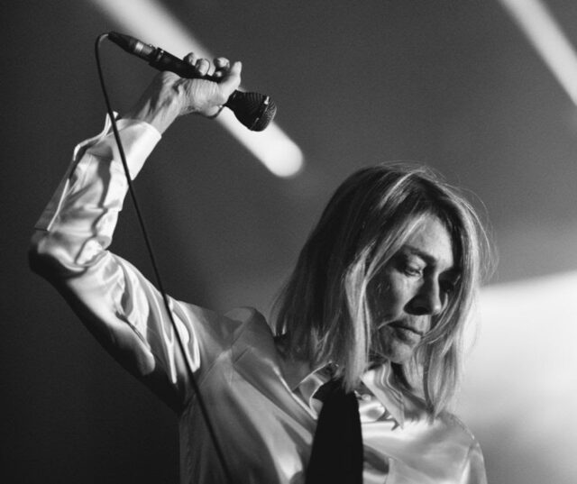 Kim Gordon: 6+1 facts που (ίσως) δεν γνώριζες για τη θεά του noise rock