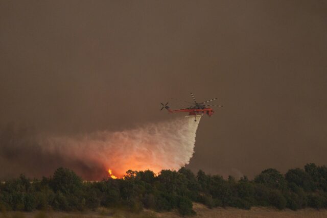 Καβάλα: Στα πύρινα μέτωπα Αβραμυλιάς και Διαλεκτού επιχειρούν οι πυροσβεστικές δυνάμεις