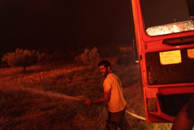 Σε εξέλιξη η φωτιά στη Μακρακώμη, κατευθύνεται προς δυο χωριά