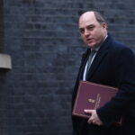 Παραιτήθηκε ο υπουργός Άμυνας της Μεγάλης Βρετανίας, Μπεν Γουάλας