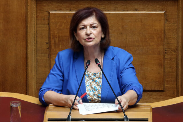 Δ. Μανωλάκου: Έστειλαν τρεις κλούβες ΜΑΤ σε πλειστηριασμό στα Πατήσια και άφησαν ανενόχλητο το τάγμα φασιστών να διαπράξει ένα στυγερό έγκλημα