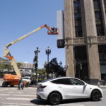 Ο Έλον Μασκ αναγκάστηκε να ξηλώσει την πινακίδα «X» από τα γραφεία του Twitter [ΒΙΝΤΕΟ]