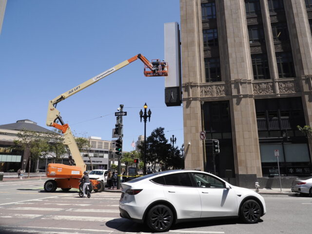 Ο Έλον Μασκ αναγκάστηκε να ξηλώσει την πινακίδα «X» από τα γραφεία του Twitter [ΒΙΝΤΕΟ]