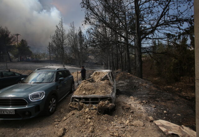 Αναζωπύρωση στην Πάρνηθα, κοντά στο Φρούριο της Φυλής