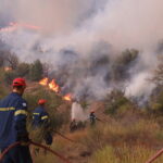 Πυρκαγιά στα Γλυκά Νερά: Εκκενώνεται το Αμερικανικό Κολλέγιο
