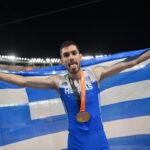 Ο Μίλτος Τεντόγλου γιόρτασε τον θρίαμβό του με ένα ποτήρι μπύρας [ΒΙΝΤΕΟ]