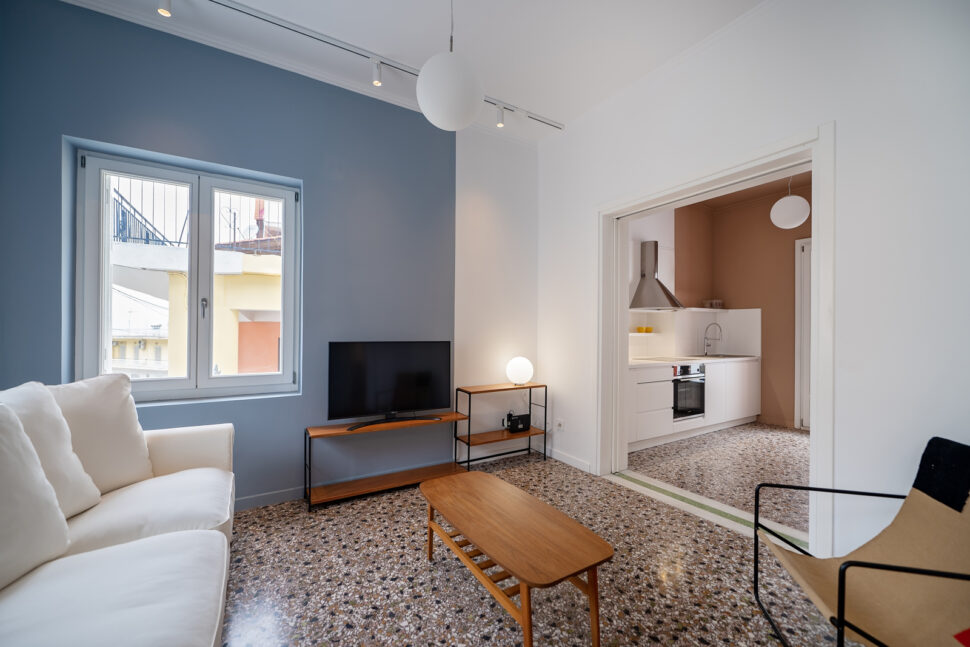 Ένα σφραγισμένο σπίτι του '50 στο Ναύπλιο, γίνεται ιδανικός προορισμός για διακοπές από τους Plaini and Karahalios Architects.