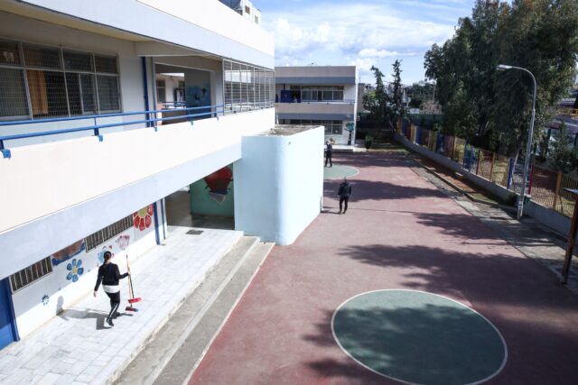 Δήμος Αθηναίων: Ανοιχτά τα προαύλια σχολείων και το καλοκαίρι