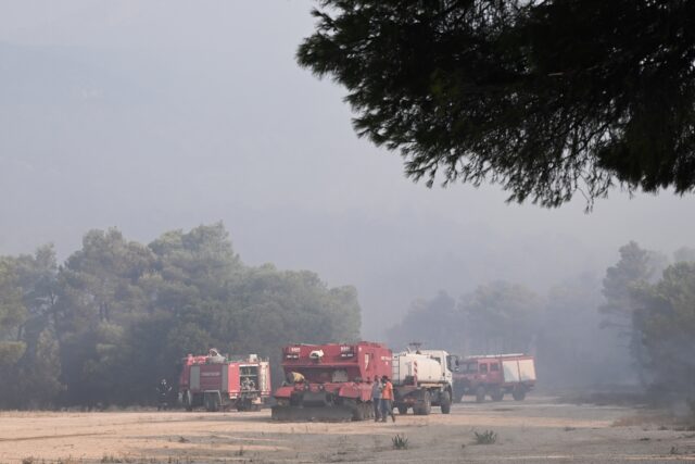 Μεγάλη φωτιά στη Περιφερειακή οδό Τρικάλων-Λάρισας – Μήνυμα του 112