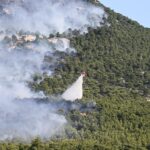 Νέα εστία φωτιάς στον Αυλώνα – Απειλεί τον Εθνικό Δρυμό Πάρνηθας