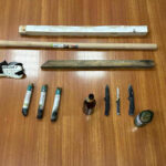 Νέα Φιλαδέλφεια: Στυλιάρια, σουγιάδες, καπνογόνα βρέθηκαν έξω από το γήπεδο της ΑΕΚ