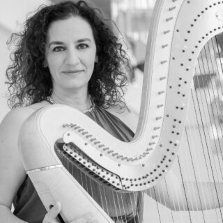 Γωγώ Ξαγαρά: «Είναι λάθος η άποψη ότι η άρπα παίζεται μόνο από γυναίκες»