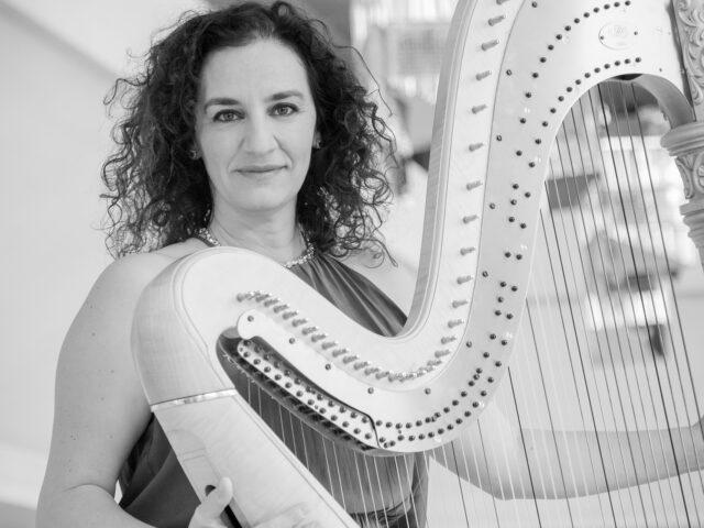 Γωγώ Ξαγαρά: «Είναι λάθος η άποψη ότι η άρπα παίζεται μόνο από γυναίκες»
