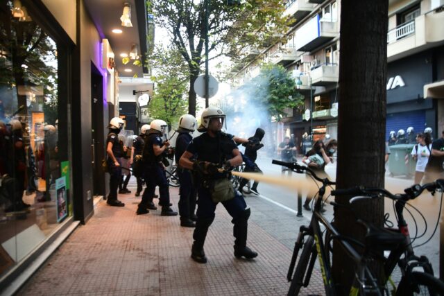 Χημικά από τα ΜΑΤ σε συγκέντρωση διαμαρτυρίας για τις πλημμύρες στη Λάρισα [ΒΙΝΤΕΟ]