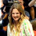 Η Ντρου Μπάριμορ αναβάλει τελικά την πρεμιέρα του νέου κύκλου της εκπομπής της, εν μέσω απεργίας των σεναριογράφων