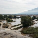 Κακοκαιρία Daniel: «Μάχη» με τη λάσπη, τη δυσοσμία και τα κουνούπια δίνουν καθημερινά οι πληγέντες