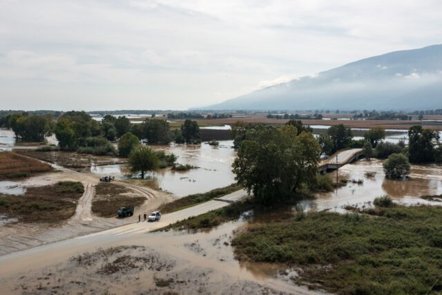 Κακοκαιρία Daniel: Κάτοικοι του χωριού Βλοχός κοιμούνται στο νεκροταφείο, δίπλα στο οστεοφυλάκιο [ΒΙΝΤΕΟ]