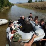 Ο Φοίβος Δεληβοριάς και ο Σπύρος Γραμμένος συγκεντρώνουν είδη πρώτης ανάγκης για τους πληγέντες στη Θεσσαλία