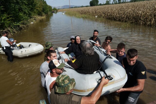 Ο Φοίβος Δεληβοριάς και ο Σπύρος Γραμμένος συγκεντρώνουν είδη πρώτης ανάγκης για τους πληγέντες στη Θεσσαλία